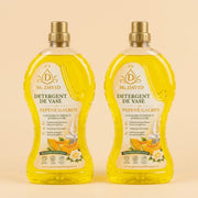 Detergent de vase Mc. David cu pepene galben, flacon transparent cu lichid galben și dop auriu, pe fundal crem